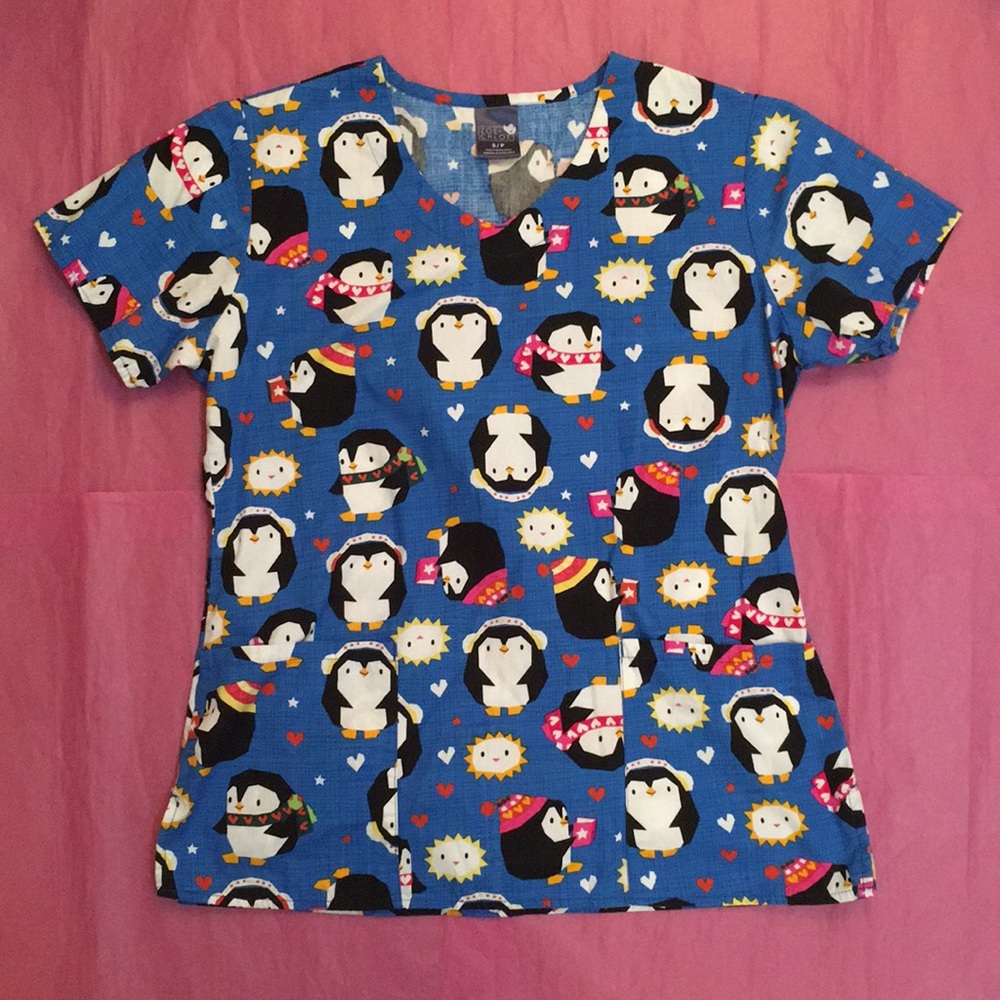 Zoe + Chloe Winter Penguins Scrub Top Size Small